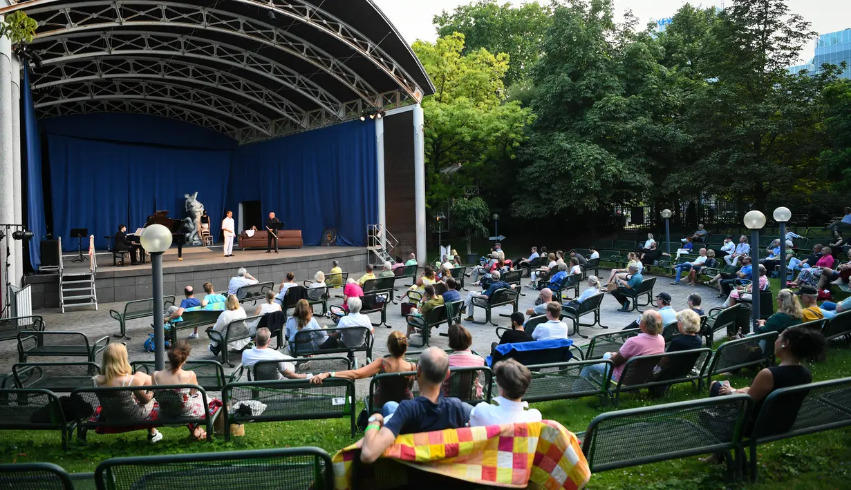 Orang-orang menikmati konser luar ruangan yang diadakan di Palm Garden di Frankfurt, Jerman, pada 1 Agustus 2020. Serangkaian konser diadakan di Frankfurt mulai 1 hingga 30 Agustus dengan langkah-langkah pengendalian dan pencegahan COVID-19 yang ketat. (Xinhua/Lu Yang)