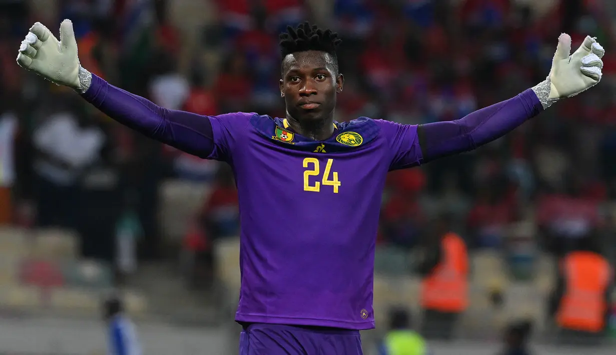 Andre Onana. Kiper Kamerun berusia 26 tahun ini baru saja didatangkan Inter Milan untuk mengarungi musim 2022/2023 dengan status bebas transfer dari Ajax Amsterdam. Ia dikontrak hingga Juni 2027 dan diplot untuk melapis kiper utama Inter Milan, Samir Handanovic yang telah dimakan usia. Selama 6 musim berseragam Ajax, Andre Onana total tampil dalam 212 laga di semua ajang dengan torehan 85 kali clean sheet dan kebobolan 192 gol. (AFP/Issouf Sanogo)