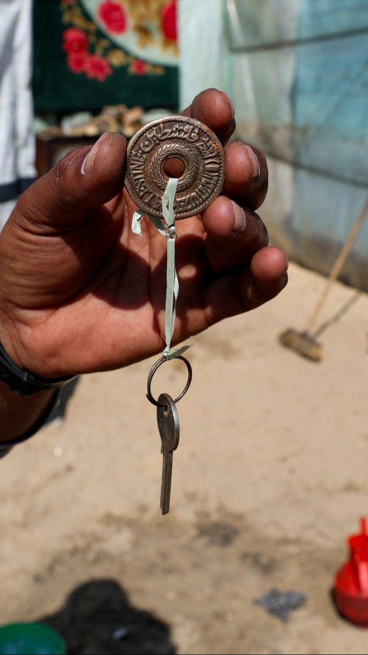 &ldquo;Hanya kunci inilah yang tersisa dari rumah ini,&rdquo; katanya sambil menunjukkan sebuah kunci yang diikatkan pada sebuah gantungan kunci yang terbuat dari koin dengan tulisan &ldquo;Palestina&rdquo; di atasnya, yang menurutnya berasal dari periode Mandat Inggris,