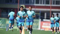 Dua pemain baru Persib Bandung, Arsan dan Eriyanto saat berlatih di lapangan Mini Soccer Republic, Jalan Pasteur, Kota Bandung, Jumat (20/5/2022). (Bola.com/Erwin Snaz)