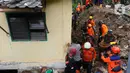 Curah hujan yang tinggi dan lebat menyebabkan tebing panahan itu tidak sanggup menahan tekanan tanah di lokasi kejadian.  (merdeka.com/Arie Basuki)