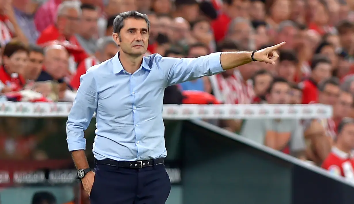 Pelatih Barcelona, Ernesto Valverde, memberi arahan kepada pemainnya saat menghadapi Athletic Bilbao pada laga pekan pertama La Liga 2019-20 di stadion San Mames, Bilbao, Jumat (16/8). Barcelona kalah 0-1 dari Athletic Bilbao. (AFP/Ander Gillenea)