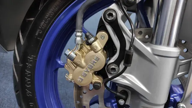 Kaliper rem all new R15M Connected ABS sudah menggunakan Bybre, yang merupakan anak perusahaan Brembo (Arief A/Liputan6.com)