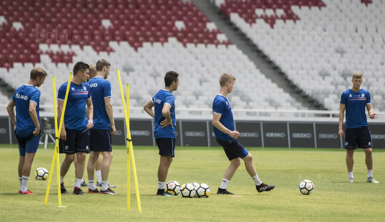 Para pemain Islandia mengontrol bola saat latihan di SUGBK, Jakarta, Sabtu (13/1/2018). Islandia menggelar latihan resmi jelang laga persahabatan melawan Indonesia. (Bola.com/Vitalis Yogi Trisna)