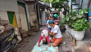 Anak-anak Komunitas Indosalto berlatih akrobatik di lingkungan sederhana, mengasah fisik, disiplin, dan kepercayaan diri sejak usia dini. (Dok. Khaalish Azzah Luthfiyyah)