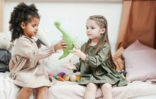 Berbagi Itu Menyenangkan! Tips Efektif Mengajarkan Kebiasaan Berbagi pada Anak