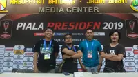 Awak media Bola.com foto bersama saat liputan Piala Presiden 2019 di Stadion Si Jalak Harupat, Bandung, Kamis (7/3). (Bola.com/M Iqbal Ichsan)