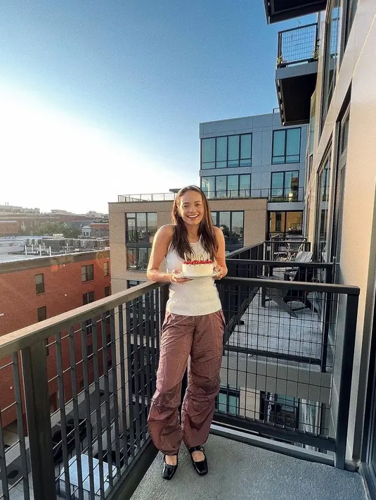 Di momen ulang tahunnya pun Enzy terlihat simple dengan tanktop dan cargo pants [@enzystoria]