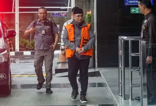 Pengalihan status tahanan Yaqut Cholil Qoumas, dari rutan menjadi rumah, terungkap pada pada 21 Maret 2026. Tampak dalam foto, tersangka kasus dugaan korupsi kuota haji tambahan tahun 2023–2024, Yaqut Cholil Qoumas (tengah) saat tiba di Gedung Merah Putih Komisi Pemberantasan Korupsi (KPK), Jakarta, Selasa (24/3/2026). (merdeka.com/Arie Basuki)