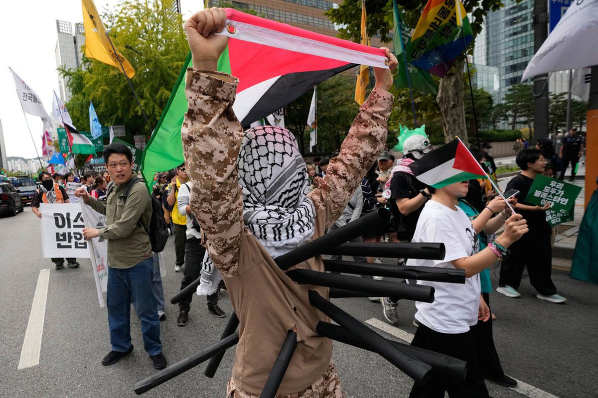 Aksi Die-In Pro-Palestina di Pusat Kota Seoul