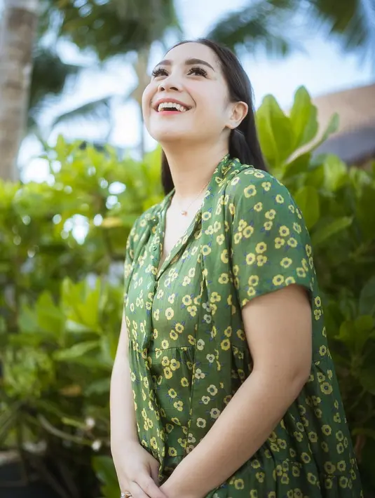 Nagita juga tampak tak menambahkan banyak aksesori. Dirinya hanya terlihat mengenakan kalung emas berbentuk bandul kecil. Foto: Instagram.