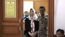 Istri gitaris Band Slank Abdee Negara, Anita Dewi Farida bersiap menjalani sidang perceraian di PA Jakarta Selatan, Senin (9/7). Anita menghadirkan asisten rumah tangganya, Asih, sebagai seorang saksi. (Liputan6.com/Immanuel Antonius)