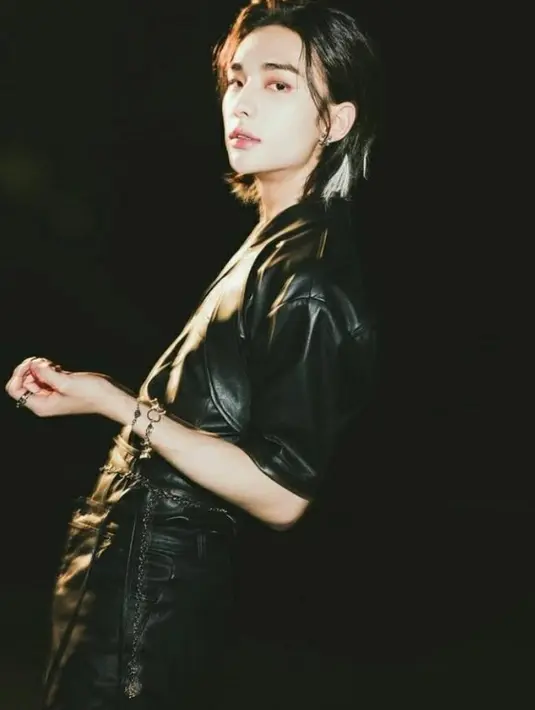 Kali ini ada Hyunjin Stray Kids yang juga bikin fans terpana dengan pesona gantengnya. Hyunjin punya pesona yang mewah, apalagi dengan rambut gondrongnya. (Instagram/hyunjinofficial).