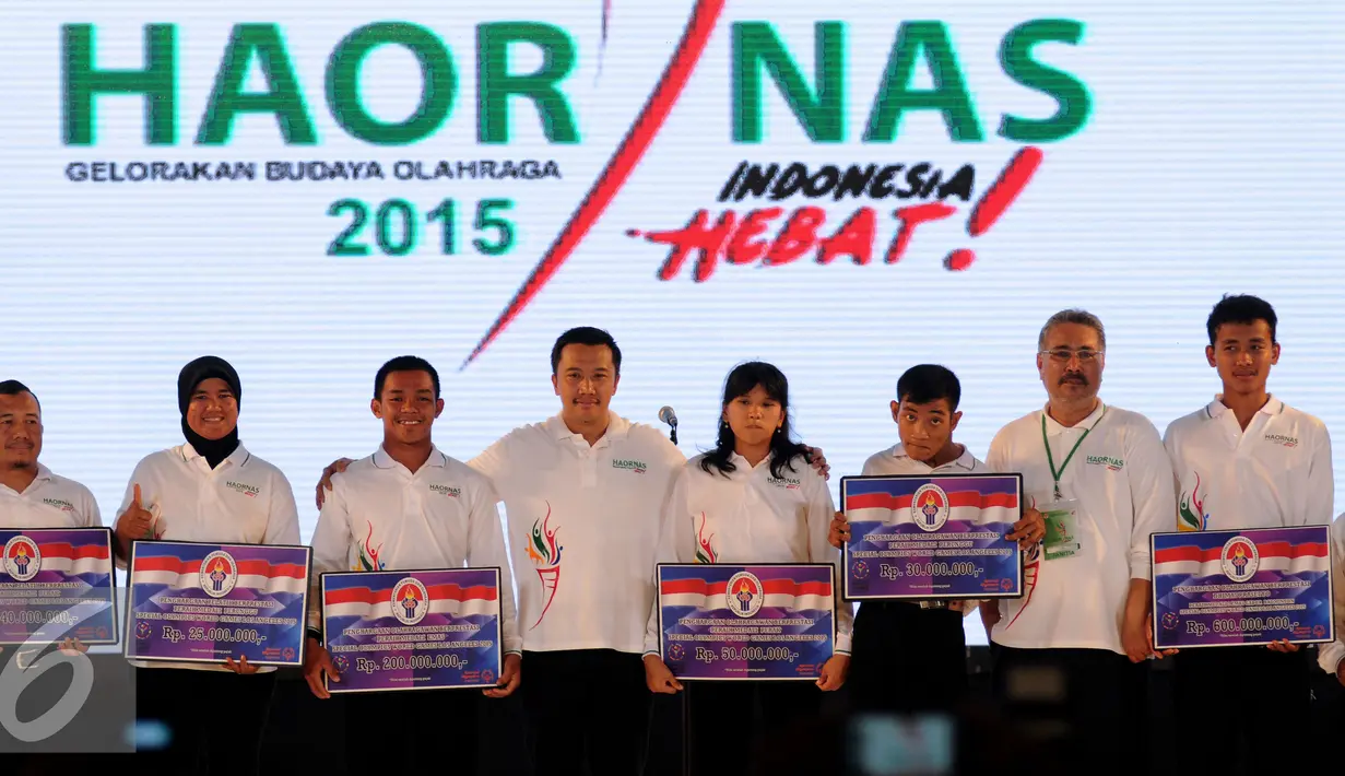 Menpora, Imam Nahrawi (keempat kiri) berfoto bersama atlit peraih penghargaan pada Hari Olahraga Nasional ke-32 di Istora Senayan Jakarta, Rabu (9/9/2015). (Liputan6.com/Helmi Fithriansyah) 