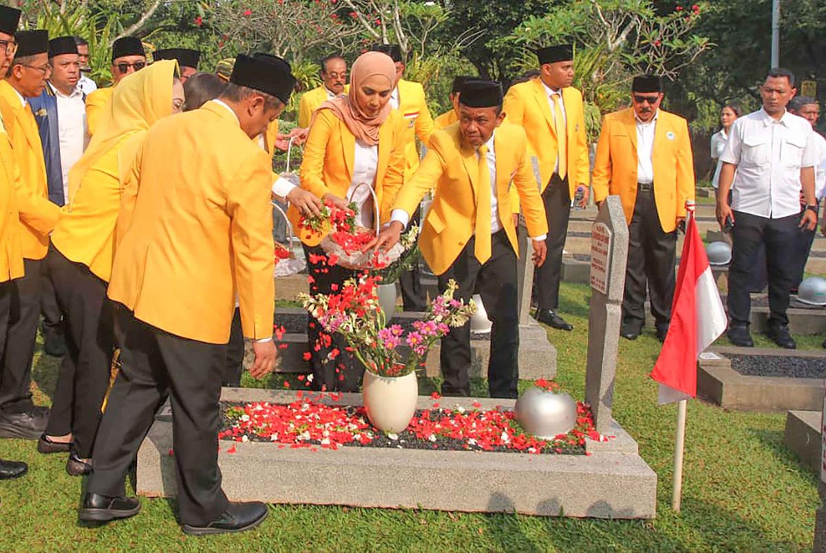 FOTO: Bahlil Lahadalia Pimpin Ziarah TMP Kalibata di HUT ke-61 Partai Golkar