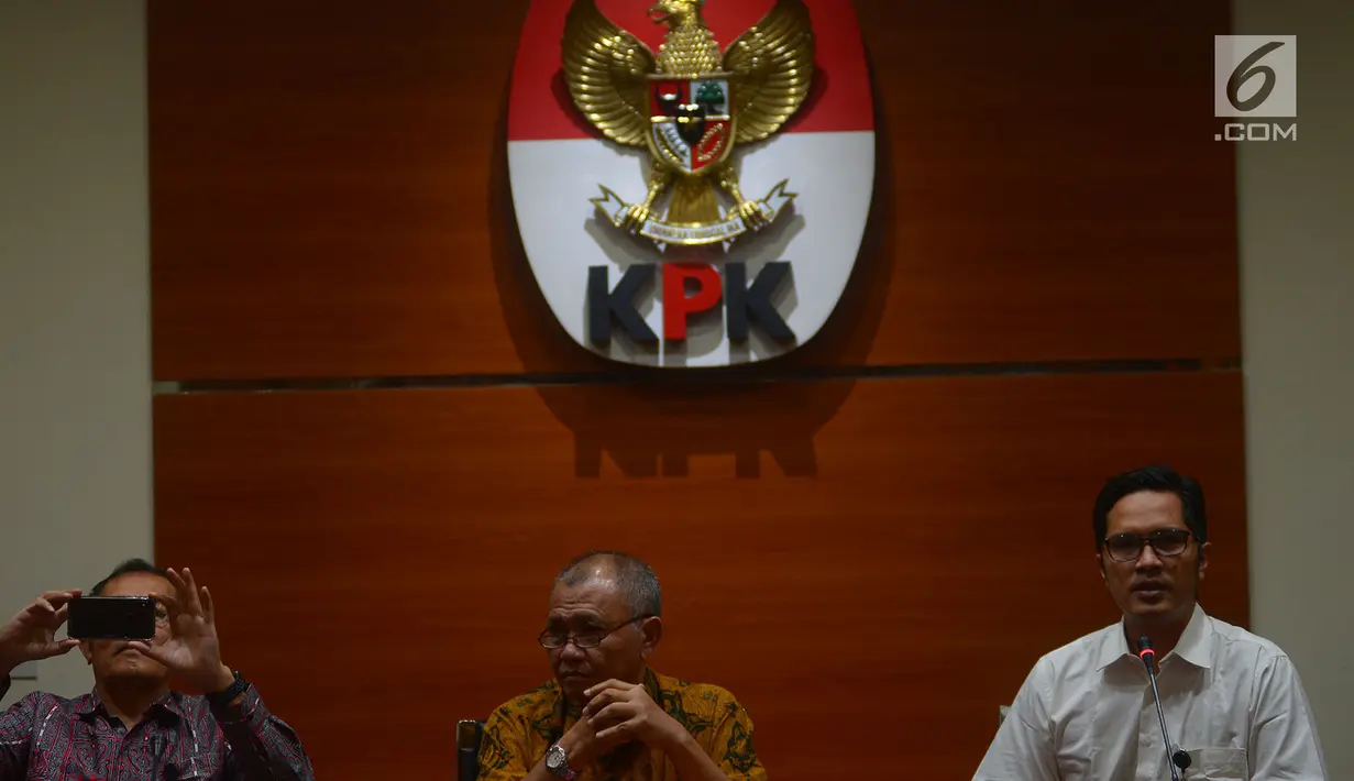 Jubir KPK Febri Diansyah (kanan) didampingi Ketua KPK Agus Rahardjo (tengah) dan Wakil Ketua KPK Saut Situmorang memberi keterangan terkait OTT terhadap anggota Komisi XI Amin Santono, Jakarta, Sabtu (5/5). (Merdeka.com/Imam Buhori)