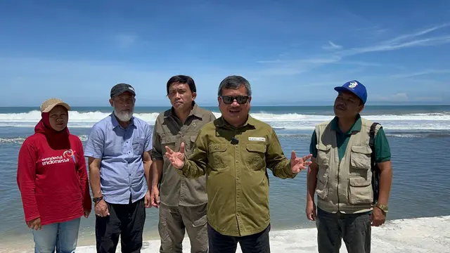 Bupati garut Rudy Gunawan mengakampanyekan sekaligu mengajak pemudik lebaran 2023 mencoba jalur selatan via Pantai Selatan Garut, Jawa Barat yang terkenal indah. (Liputan6.com/Jayadi Supriadin)