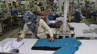 Pekerja memeriksa hasil produksi,Tangerang, Banten, Selasa (13/10/2015). Industri tekstil di dalam negeri terus menggeliat. Hal ini ditandai aliran investasi yang mencapai Rp 4 triliun (Liputan6.com/Angga Yuniar)