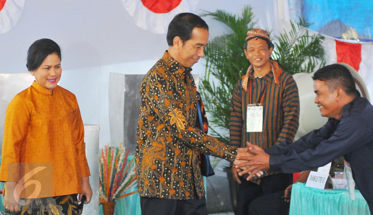 Presiden Joko Widodo saat mengikuti pencoblosan Pilkada DKI 2017 di TPS IV, Jakarta, Rabu (15/2). Jokowi menggunakan hak suara untuk pemilihan Gubernur DKI Jakarta. (Liputan6.com/Angga Yuniar)