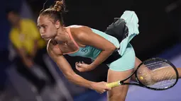 Petenis Ukraina, Kateryna Bondarenko melakukan servis kearah petenis Swiss, Belinda Bencic pada hari ke-5 turnamen tenis Australian Open 2016  di Melbourne, Jumat (22/1/2016). (AFP/Greg Wood)