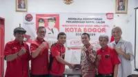Bakal Calon Wali Kota Bogor Sendi Fardiansyah mengambil formulir pendaftaran sebagai Calon Wali Kota Bogor di DPC PDI Perjuangan dan Partai Kebangkitan Bangsa (PKB) Kota Bogor pada Kamis siang (18/4/2024).  (Istimewa)