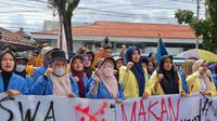 Ratusan mahasiswa yang tergabung dalam Aliansi BEM se-Sumatera Barat melakukan demonstrasi 'Indonesia Gelap' di depan gedung DPRD provinsi setempat, Selasa (18/2/2025). (Liputan6.com/ Novia Harlina)