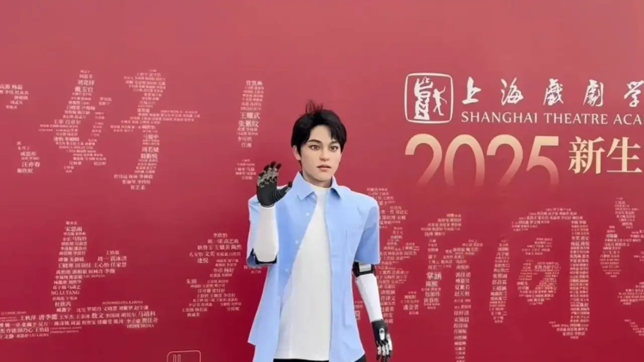 Xueba 01, robot humanoid pertama China yang menempuh gelar doktoral di Shanghai Theatre Academy (STA), memulai perjalanan kecerdasan buatan di bidang seni. (Dok. ANTARA/Xinhua).