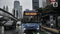 Bus listrik Transjakarta menunggu penumpang di Terminal Blok M, Jakarta, Kamis (4/11/2021). Uji coba bus listrik Transjakarta dilakukan seiring pemberlakuan PPKM Level 1 di Jakarta dengan menerapkan protokol kesehatan serta menunjukkan sertifikat vaksinasi COVID-19. (merdeka.com/Iqbal S. Nugroho)