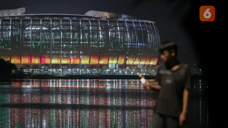Foto: Menikmati Keindahan Jakarta International Stadium yang Bermandikan Cahaya dari Danau Cincin