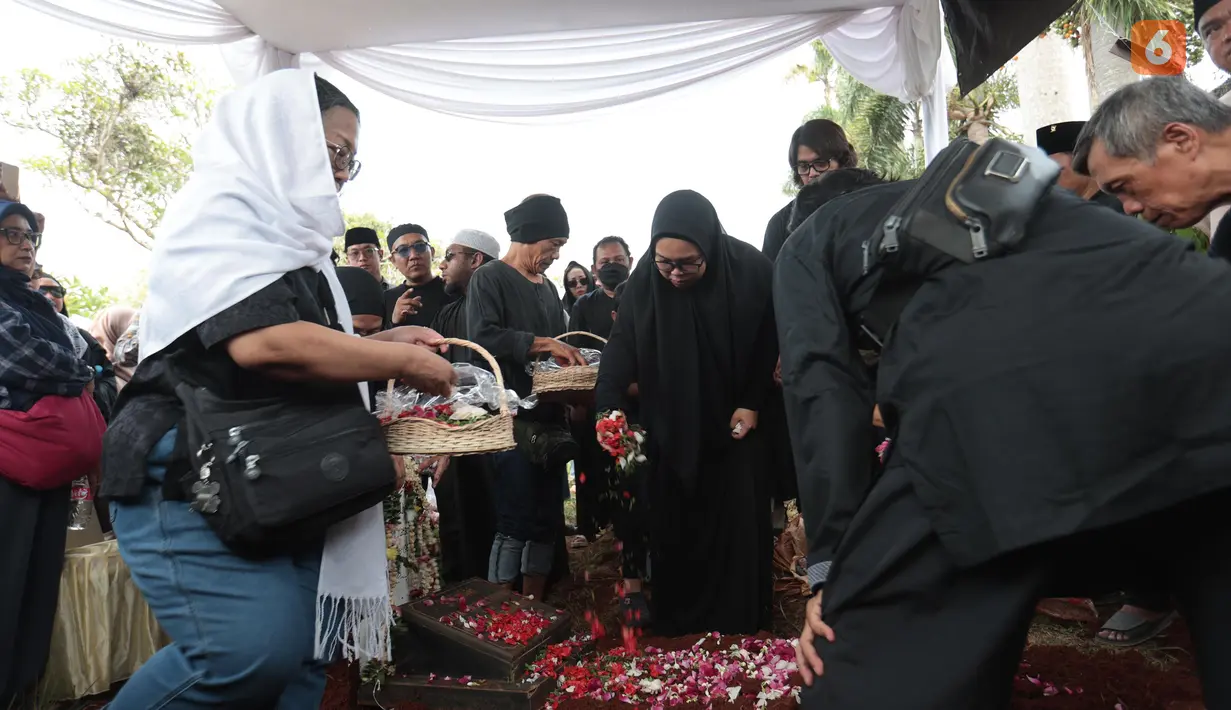 Putri almarhum Doddy Katamsi, Chika Katamsi, menangis saat jenazah sang ayah dimasukkan ke liang lahat dalam prosesi pemakaman di TPU Komplek Hankam Pangkalan Jati, Pondok Labu, Jakarta Selatan, Jumat (16/10/2026). (KLY/Budy Santoso)