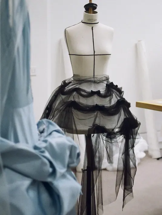 Sentuhan pita di bagian rok menghadirkan nuansa anggun sekaligus tegas, berpadu sempurna dengan aura panggung yang ia tampilkan. [Dok/Dior].