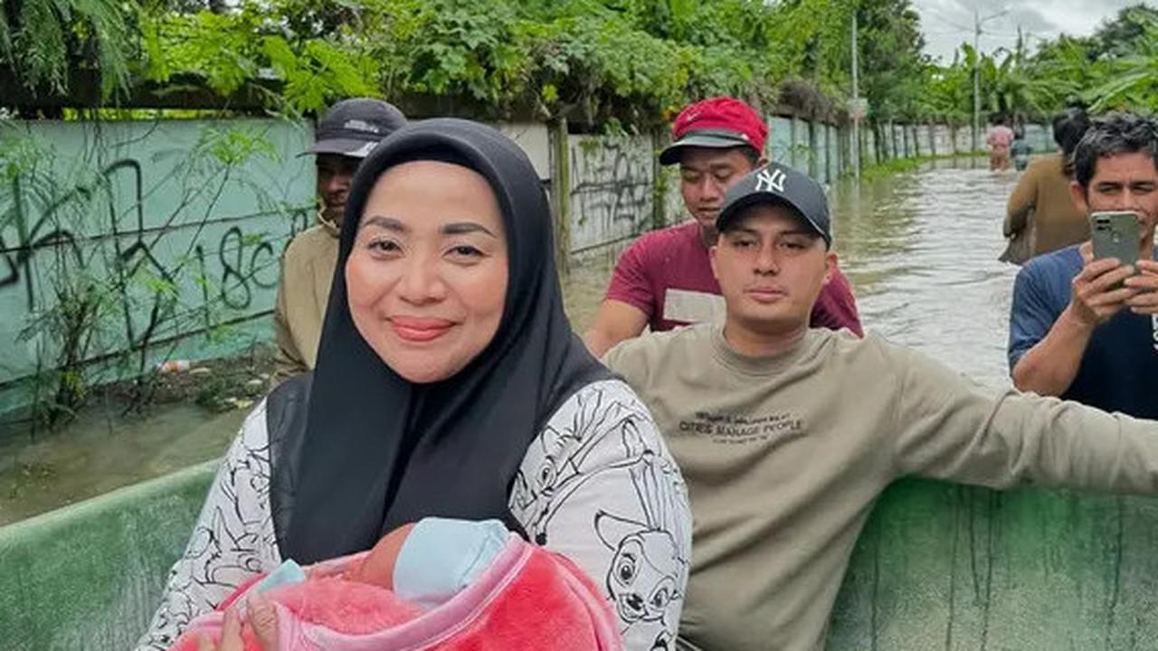 7 Potret Aksi Heroik Muzdalifah dan Sang Suami Fadel Islami Bantu Evakuasi Korban Banjir Tangerang Pakai Perahu Karet