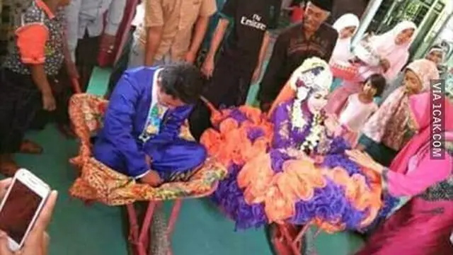 10 Tempat Duduk Pengantin di Nikahan Ini Tidak Biasa, Kocak