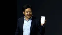 CEO Xiaomi Lei Jun memperkenalkan Mi MIX 2s. Foto: Xiaomi