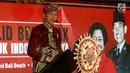 Presiden Joko Widodo mengenakan baju adat Bali memberikan sambutan saat menghadiri Kongres V PDIP di Grand Inna Beach, Sanur, Bali, Kamis (8/8/2019). Sejumlah isu, sikap politik, serta program partai ke depan juga akan dibahas dalam kongres PDIP ini.  (Liputan6.com/Johan Tallo)