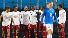 Penyerang Arsenal, Nicolas Pepe berselebrasi dengan rekan-rekannya usai mencetak gol ke gawang Molde pada pertandingan Grup B Liga Europa di Stadion Aker di Molde, Norwegia, Kamis (26/11/2020). Arsenal menang telak 3-0 atas Molde. (Svein Ove Ekornesvag / NTB via AP)