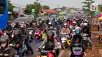 Ribuan kendara terjebak kacetan di Simpang Jomin, Jawa Barat, Rabu (19/4/2023). (Liputan6.com/Angga Yuniar)