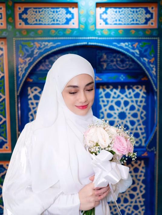 <p>Inilah potret ibu empat anak saat mengenakan hijab syar&rsquo;i. Potret inilah yang dipertanyakan publik Celine Evangelista sudah menganut agama Islam. (Liputan6.com/IG/@celine_evangelista)</p>