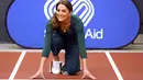 Duchess of Cambridge, Kate Middleton bersiap untuk lari bersama dengan para atlet saat menghadiri acara SportsAid di Stadion London, London timur, Rabu (26/2/2020). Dalam acara SportsAid, Kate Middleton ikut lari bersama dengan para atlet dan mencoba taekwondo . (Yui Mok/Pool PA via AP)