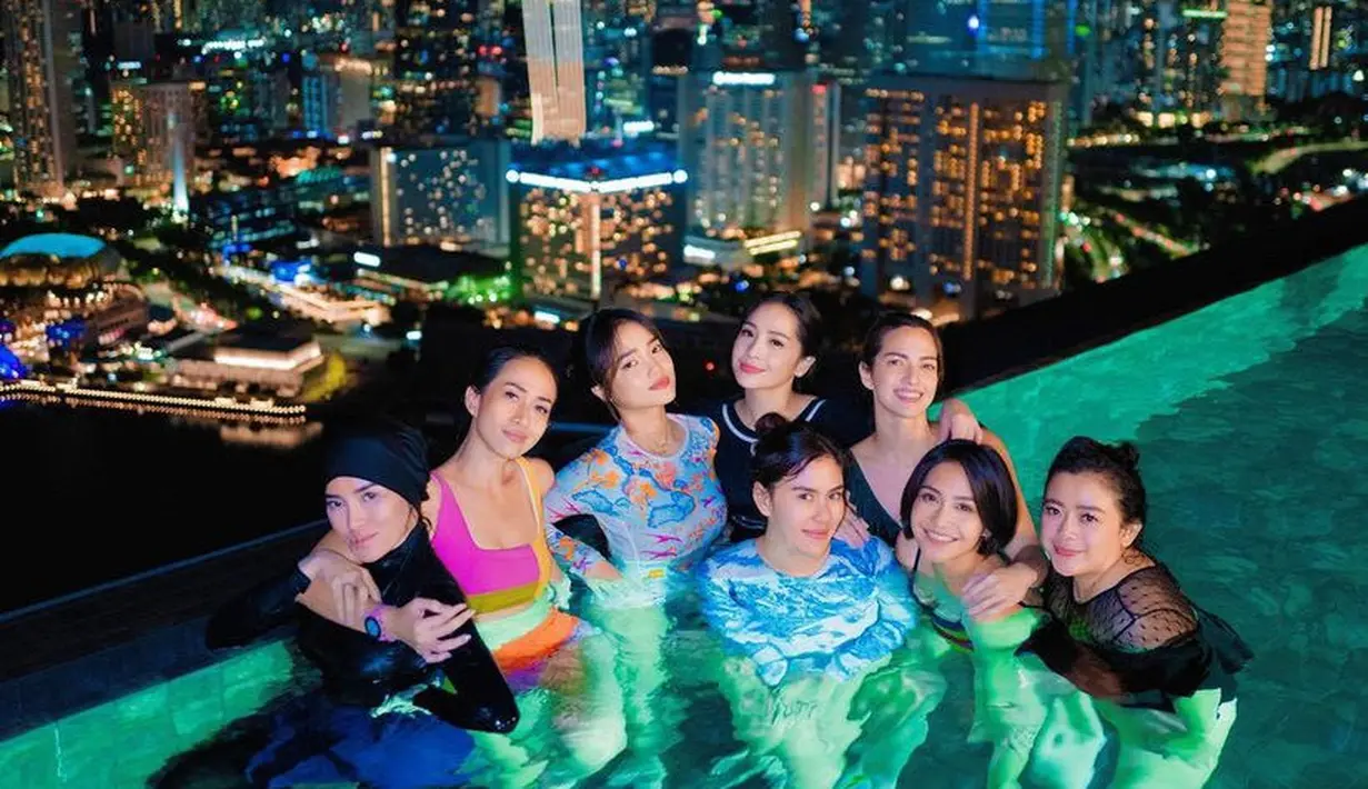 Syahnaz Sadiqah tampil mengenakan baju renang dengan model long sleeve bermotif warna biru. Dengan model backless. [@Fuji_an]