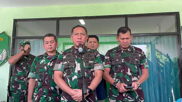 Panglima TNI Jenderal TNI Agus Subiyanto meninjau lokasi kebakaran gudang amunisi di Ciangsana, Jawa Barat, Minggu (31/3/2024).