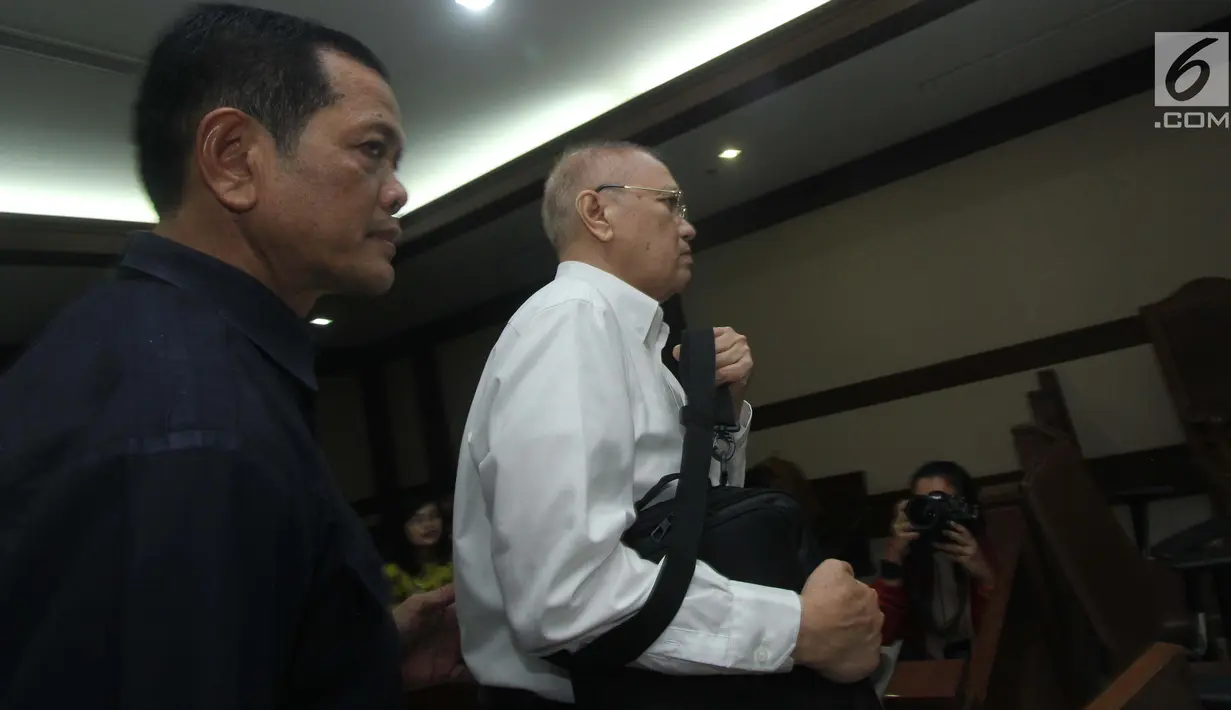 Tersangka kasus dugaan korupsi pengadaan regent dan consumable penanganan virus flu burung Kementerian Kesehatan, Freddy Lumban Tobing (kanan) jelang mengikuti sidang perdana di Pengadilan Tipikor, Jakarta, Kamis (8/8/2019). Sidang beragenda pembacaan dakwaan. (Liputan6.com/Helmi Fithriansyah)