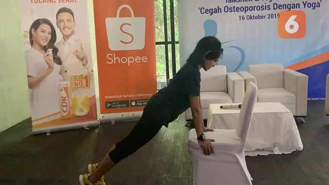 4 Gerakan Yoga di Kursi yang Bantu Cegah Osteoporosis