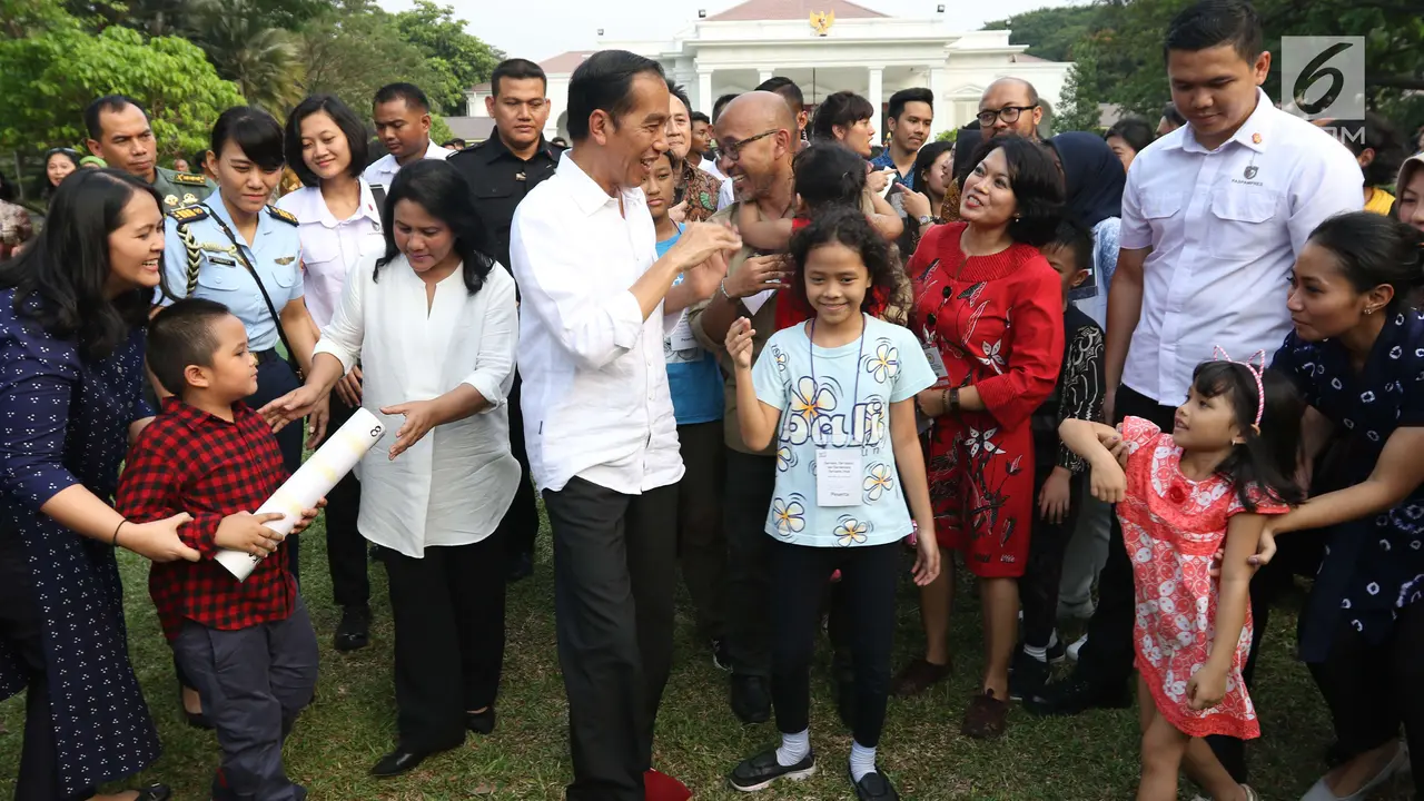 Presiden Jokowi dan Iriana Bermain dan Berdendang Bersama Anak-anak