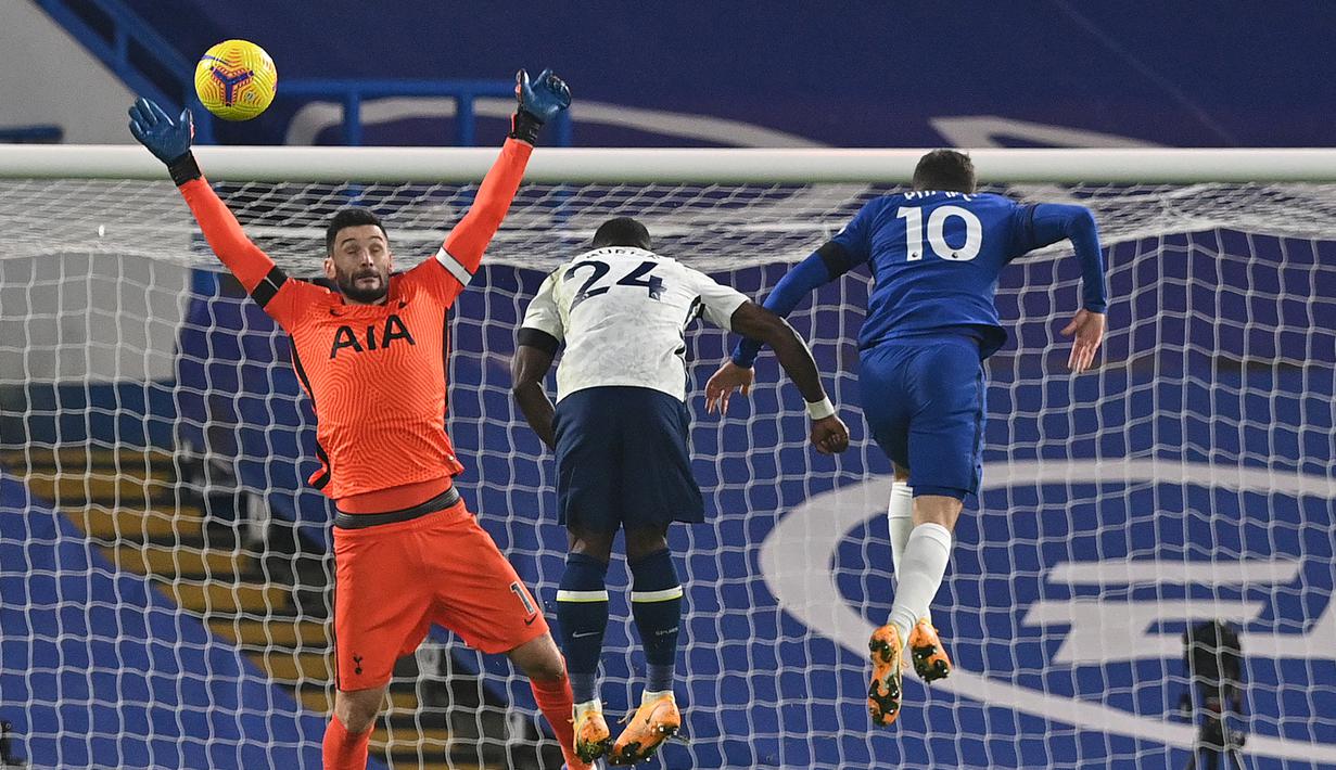 Kiper Tottenham Hotspur, Hugo Lloris, membuat penyelamatan dari tandukan gelandang Chelsea, Christian Pulisic (kanan), dalam laga lanjutan Liga Inggris 2020/21 di Stamford Bridge, Minggu (29/11/2020) waktu setempat. Tottenham bermain imbang 1-1 dengan Chelsea. (AFP/Justin Tallis/Pool)