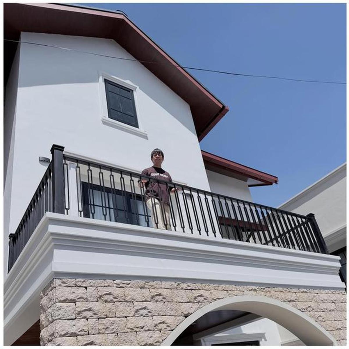 Potret Model Pagar Rumah Baru Rian d'Masiv, Fasad Mewah dengan Aksen Batu Alam