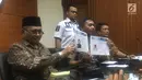 Ketua KPK Agus Rahardjo (kiri) dan Kapolda Metro Jaya Irjen Idham Azis (tengah) menampilkan sketsa pelaku yang diduga penyerang Novel Baswedan, Jumat (24/11). (Liputan6.com/Fachrur Rozie)