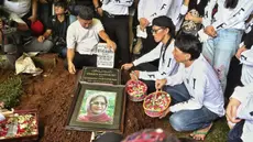 Personel band Slank, Bimo Setiawan Almachzumi atau yang akrab disapa Bimbim (kanan) usai prosesi pemakaman Iffet Veceha atau Bunda Iffet di Tempat Pemakaman Umum (TPU) Karet Bivak Jakarta, Minggu (27/4/2025). (Liputan6.com/Angga Yuniar)
