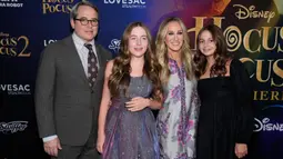 Sarah Jessica Parker (kedua kanan) bersama Matthew Broderick (kiri) dan anak-anak mereka Marion Loretta Elwell Broderick serta Tabitha Hodge Broderick menghadiri pemutaran perdana film Hocus Pocus 2 di AMC Lincoln Square, New York, Amerika Serikat, 27 September 2022. Pemain And Just Like That itu mengenakan tunik berkilau yang dihiasi dengan desain bunga. (Photo by Charles Sykes/Invision/AP)