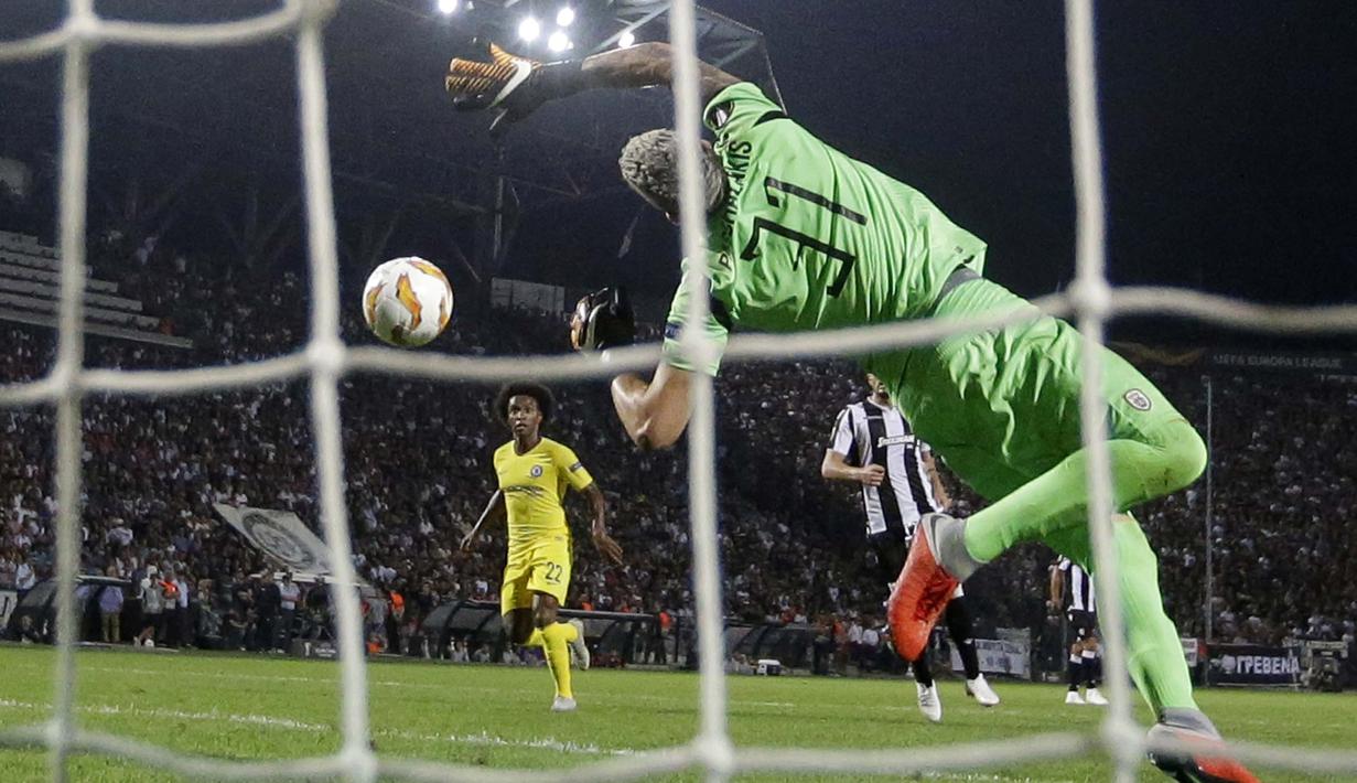 Kiper PAOK, Alexandros Paschalakis, berusaha menghalau bola saat melawan Chelsea pada laga Liga Europa di Stadion Toumbas, Thessaloniki, Kamis (20/9/2018). PAOK takluk 0-1 dari Chelsea. (AP/Thanassis Stavrakis)
